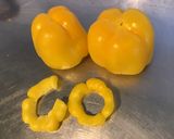 Une image de l'étape 1 de Poivrons jaunes farcis à la chair à saucisse et haricots rouges.