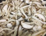 รูปขั้นตอนการทำที่ 4 ของ ไข่ห่อเต้าหู้ราดเห็ดสามอย่าง