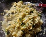 Foto del paso 6 de la receta: Higadito salteado con cebolla y morrón acompañado con un revuelto de verduras y arroz