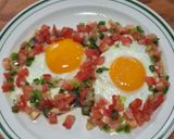 Foto del paso 3 de la receta: Huevos fritos con frijoles y salsa bandera