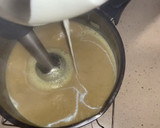 Foto del paso 5 de la receta: Sopa de curry y manzana, espárragos, huevo poché y bacon