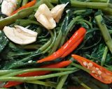 รูปขั้นตอนการทำที่ 1 ของ "ผัดผักบุ้ง" Stir Fried Morning Glory🌶🧄