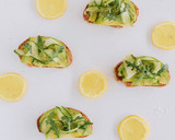 Foto del paso 5 de la receta: Tostadas de Aguacate y Pepino