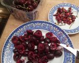 Foto del paso 1 de la receta: Salsa de cerezas y reducción al vino tinto (para acompañar carnes)