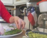 Foto del paso 3 de la receta: Ensalada de vegetales verdes con rollitos de jamón