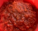 Foto del paso 4 de la receta: Pizza listada con tres tops: espinacas, quesos, y tomate