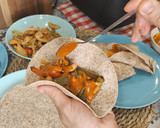 Foto del paso 14 de la receta: Fajitas de pollo con patatas bravas caseras en AirFryer Ninja Foodi Dual Zone