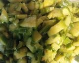Foto del passaggio 2 della ricetta Risotto ai fiori di zucca e zucchine