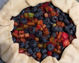 Foto del paso 5 de la receta: Tarta de ruibarbo y frutos rojos con base de galletas lotus