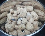 A picture of step 1 of Soyabean ke kofte.