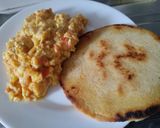 Foto del paso 6 de la receta: Huevos🍳🥰 pericos🫓 con arepa🧈🍅🧅