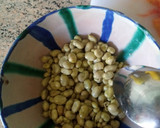 Foto del paso 2 de la receta: Ensalada de habitas baby en aceite con anchoas en conserva