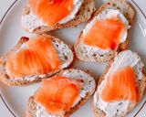 Hình bước làm 2 của món Toast Bánh Mì Quét Phô Mai Tỏi Và Cá Hồi Xông Khói