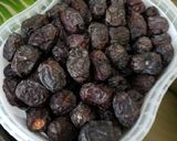 Foto langkah ke 1 dari resep Infuse water Ajwa, Madu, Chia seed.