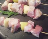 Foto del passaggio 9 della ricetta Spiedini di lombo di maiale con salsa di mele, zenzero e rosmarino