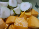 Salad trái cây trộn ức gà nướng