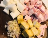 Hình bước làm 1 của món Thịt ba chỉ kho củ cải, đậu hũ