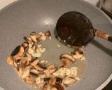Foto langkah ke 4 dari resep Tumis Sosis Jamur ala Hotel.