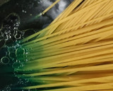 Foto del paso 1 de la receta: Spaghetti azules con pulpitos de salchicha