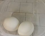 Foto del paso 1 de la receta: Huevos decorados (arañas)
