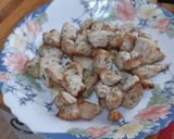Foto del paso 3 de la receta: Pechuga de pavo al ajillo en ensalada