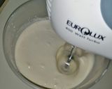 A picture of step 1 of Strawberry and chocolate flakes ice cream.