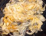 Foto del paso 2 de la receta: Hojaldre navideño con queso, confitura y cebolla caramelizada