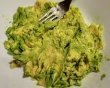 Foto del paso 3 de la receta: Tostas con aguacate, huevo, salsa mahonesa y langostinos