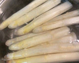 Foto del paso 1 de la receta: Espárragos blancos con salmón y salsa de eneldo fresco