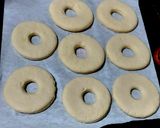 A picture of step 6 of Spider-web Glazed Donuts 🍩.