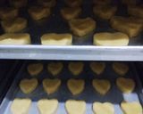 Foto langkah ke 4 dari resep Cookies Santan Topping Cokelat.