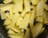 Foto del paso 1 de la receta: Patatas crujientes con especias y mahonesa de ajo negro