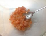 Foto del passaggio 2 della ricetta Tartare di salmone in insalata con mango e pistacchi