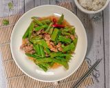 รูปขั้นตอนการทำที่ 5 ของ หน่อไม้ฝรั่งผัดหมูสับ