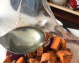 Édesburgonya sült lila hagymával recept fázis 4 fotója