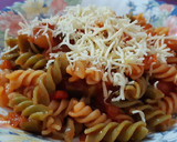 Foto del paso 4 de la receta: Espirales con pisto y salchichitas de pollo
