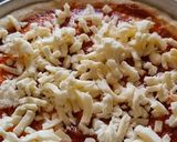 Foto langkah ke 5 dari resep Margharita Pizza with Pepperoni.