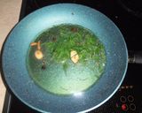 Φωτογραφία βήματος 3 της συνταγής Linguini με μικρά καλαμαράκια σε βαθυ-κόκκινη σάλτσα