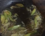 Foto langkah ke 5 dari resep Telur Dadar Sosis Saus Asam Manis.