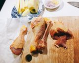 Hình bước làm 1 của món Đùi gà sốt táo (pome hoặc lê)