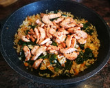 Foto del paso 6 de la receta: Arroz  salteado con col rizado y uvas pasas - veggie - pechuga de pollo