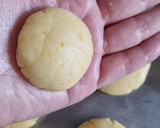 Foto del paso 3 de la receta: Galletitas de naranja sin manteca 🍊