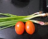 લીલી ડુંગળી અને ટામેટાંનું સલાડ(Spring onion and tomato salad recipe in gujarati) રેસીપી સ્ટેપ1ફોટો