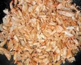 Foto langkah ke 1 dari resep Kaldu Bubuk Udang Homemade (kulit dan kepala).