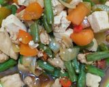 Foto langkah ke 4 dari resep Buncis tahu tumis ayam paprika.