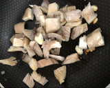 Foto del paso 2 de la receta: Salteado de espinacas con setas ostra y jamón
