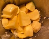 Foto del paso 3 de la receta: Sopa eslovaca de ajo, patata y queso en pan