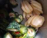 উচ্ছে আলু ভাজা (uchche aloo bhaja recipe in Bengali) রেসিপি ধাপ - 1 ছবি