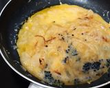 Foto del paso 4 de la receta: Revuelto de cebolla y huevas de pescado