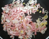 Foto del paso 1 de la receta: Crema de bacon con huevo flor